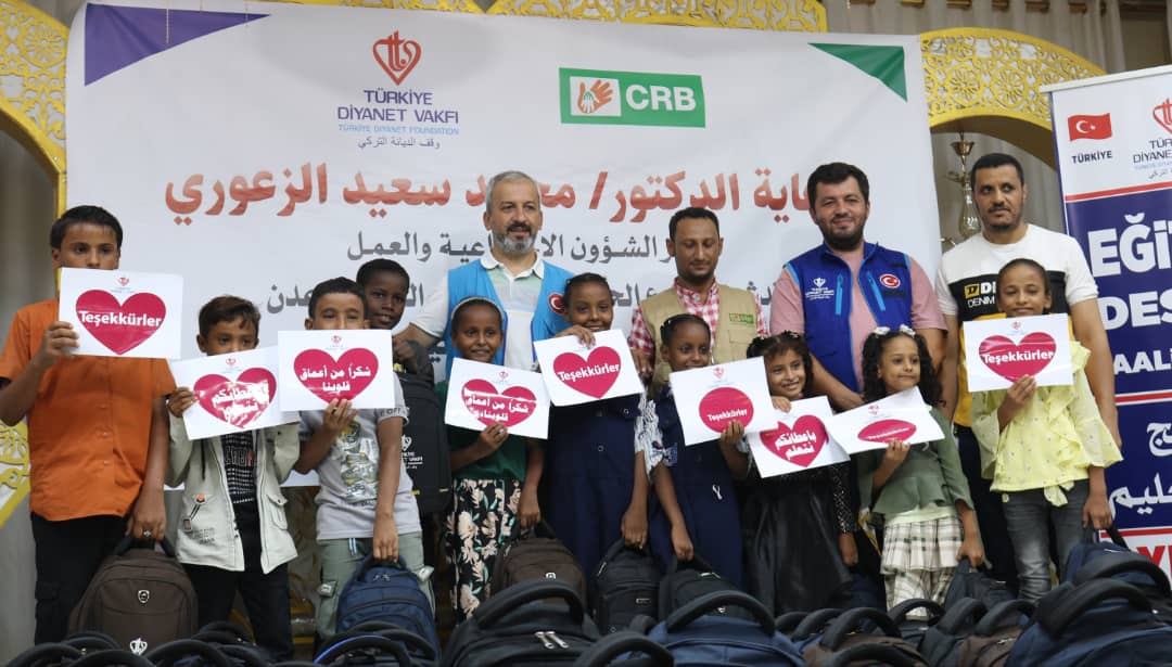 عدن .. توزيع الحقيبة المدرسية والزي المدرسي لعدد ( 1000 ) طالب وطالبة