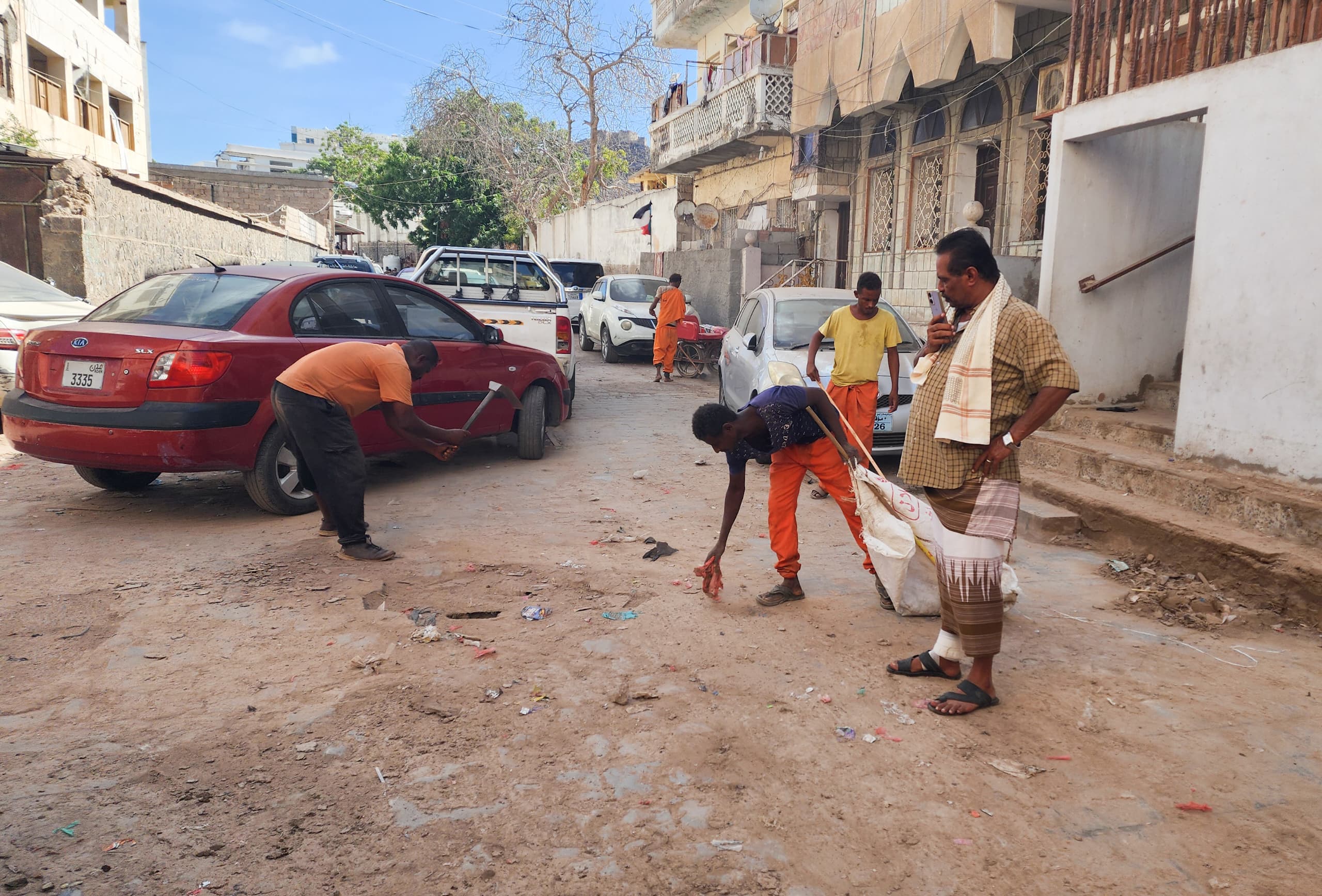 عدن.. حملة لرفع الأتربة والمخلفات بحي القطيع بمديرية صيرة