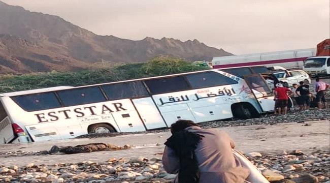 سيول الأمطار تجرف باص نقل جماعي غرب المكلا